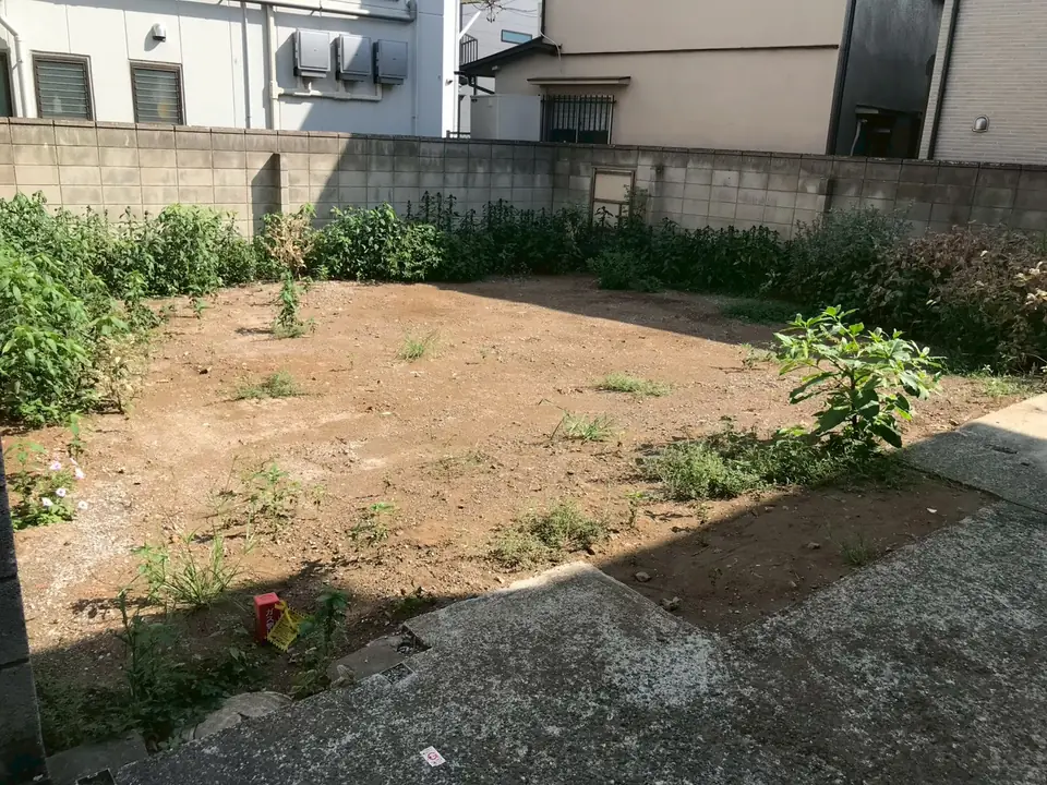 施工前:土と古いコンクリートが残る敷地