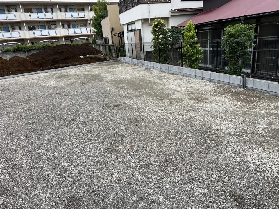 施工後:新設したブロック・フェンスと砂利敷きの駐車場