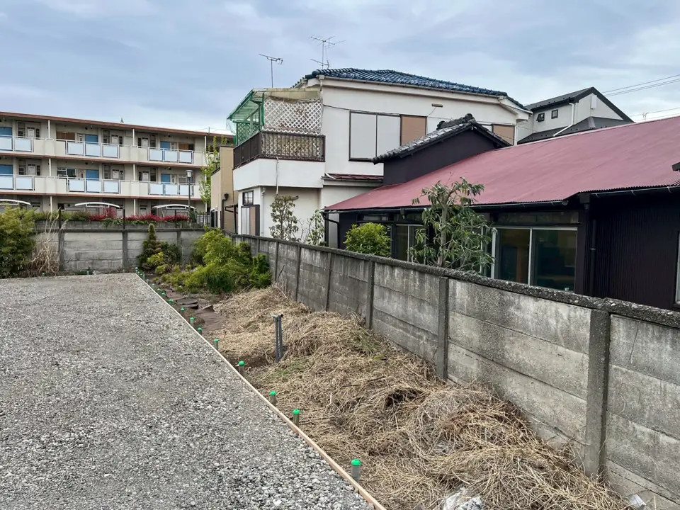 施工前:老朽化した万年塀と未整備の敷地
