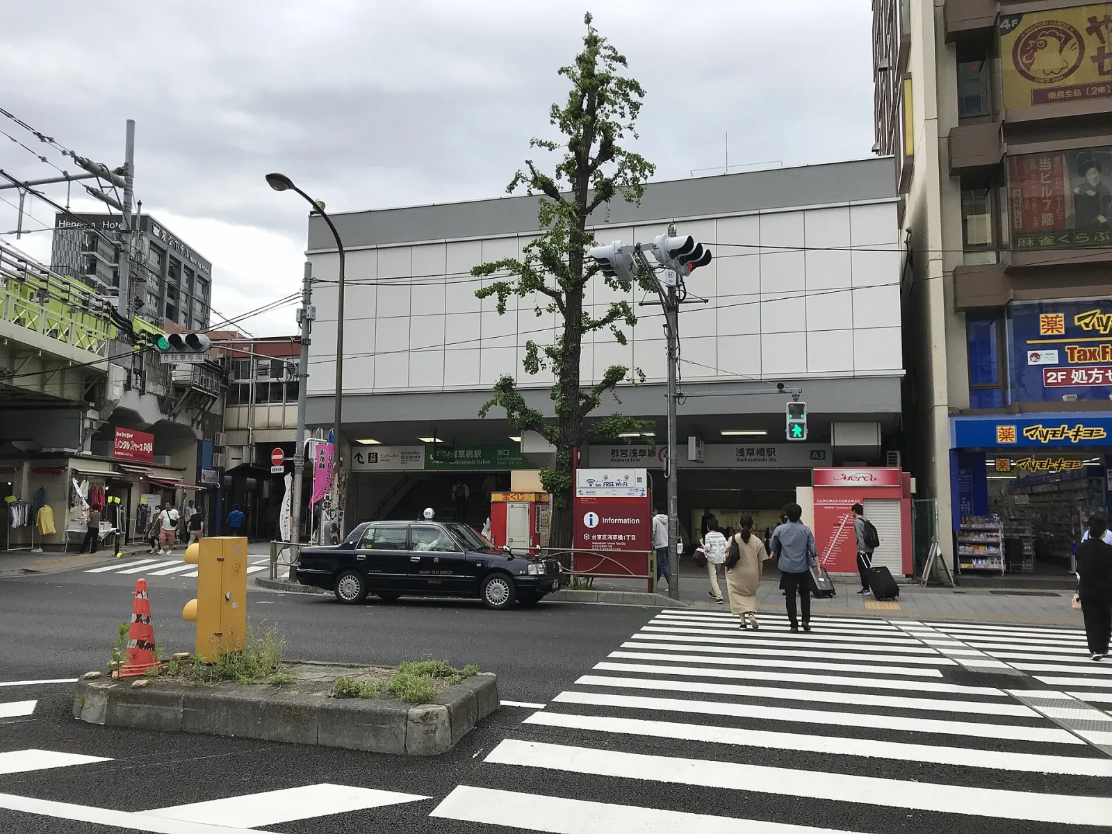 浅草橋駅東口の街並み