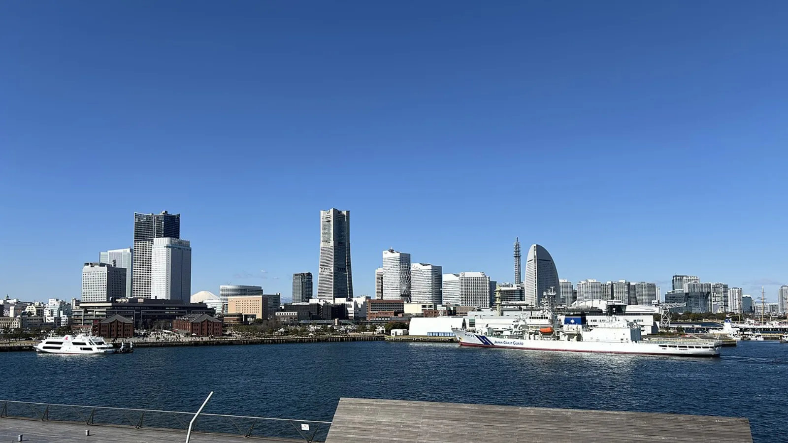 港越しに見るみなとみらいの街並み